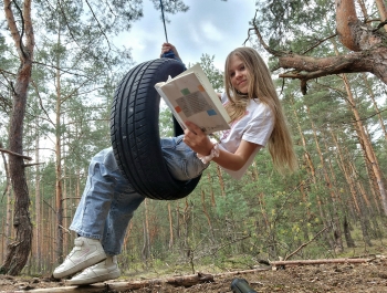 Selfie z książką Wiktoria Kozłowska (1) 1