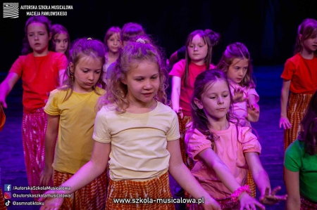 Uczennica klasy 1a w przedstawieniu Alladyn