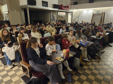 Klasy VIb i Vc na seansie filmu „Cały świat Romy”