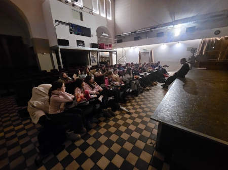 Klasy 6b i 5c na seansie filmowym w Kinie Falenica.