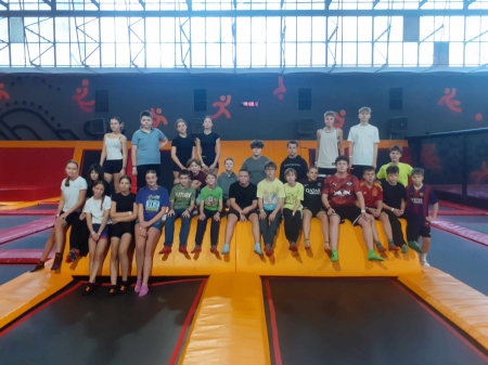 Klasy 7B i 7C odwiedziły park trampolin „Hangar 646”