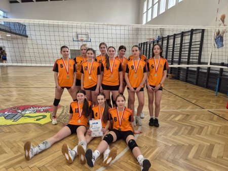 Sukces naszych dziewcząt!  w Miejskich Zawodach Szkół Podstawowych w siatkówkę w kategorii