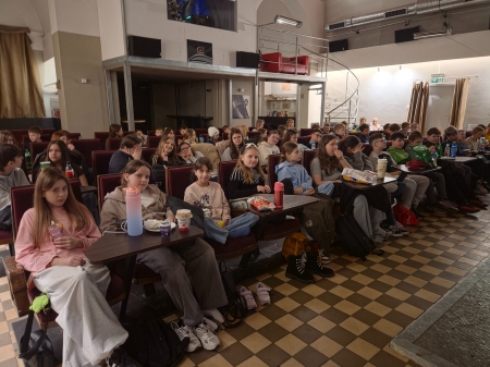 Klasa 6b i 5c z wizytą w Kinie Falenica w ramach projektu Młode Horyzonty.