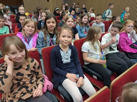 Klasy młodsze na widowisku edukacyjnym