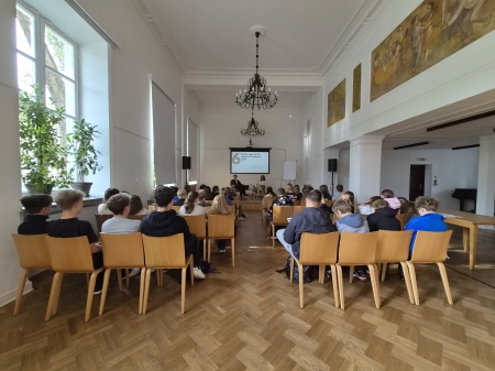 Klasy 8c, 7b, 7c wzięły udział w warsztatach „Internet, ekran i ja – jak korzystać z nich 